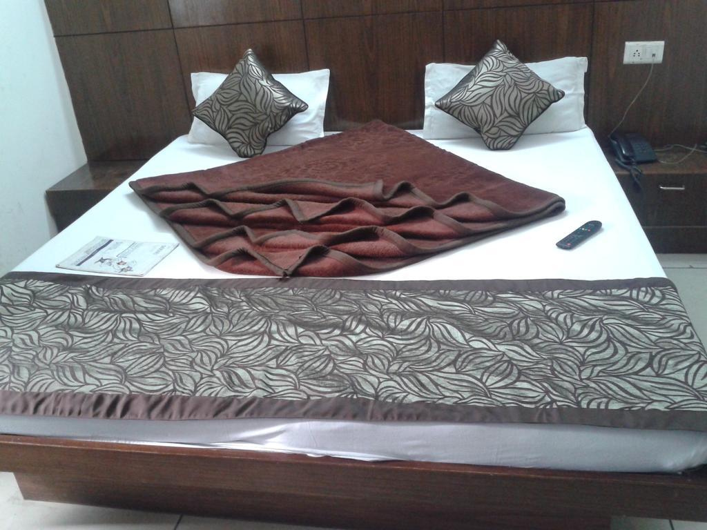 ניו דלהי Hotel Surya Plaza מראה חיצוני תמונה