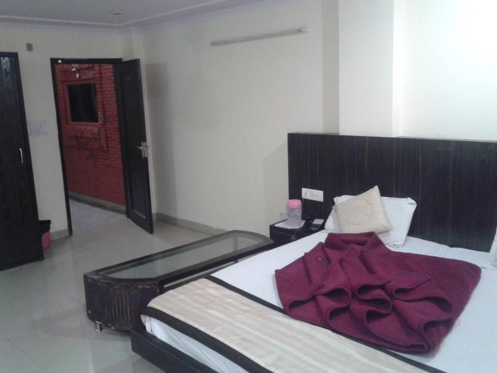 ניו דלהי Hotel Surya Plaza מראה חיצוני תמונה